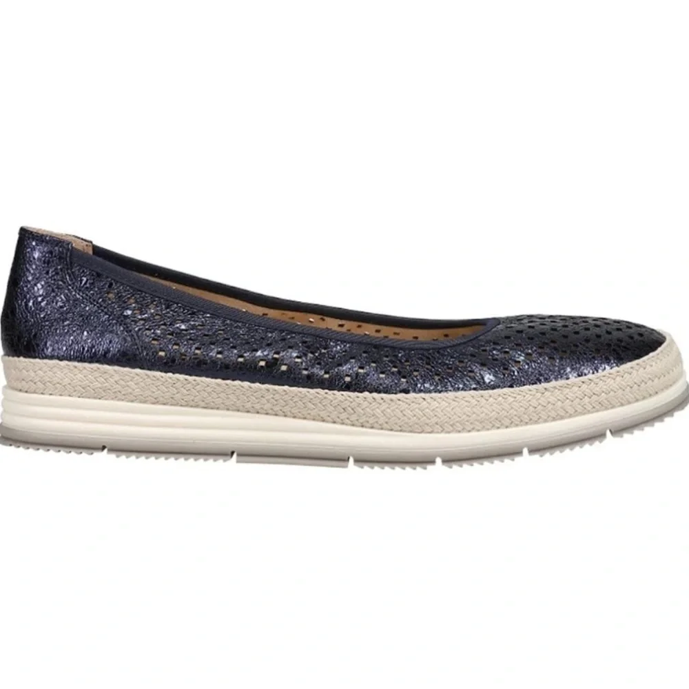 Van Eli perforated pebble
